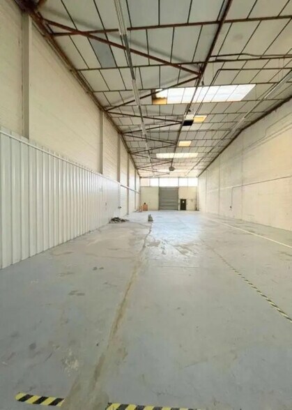 Light Industrial in Coignières to rent - Interior Photo - Image 2 of 10