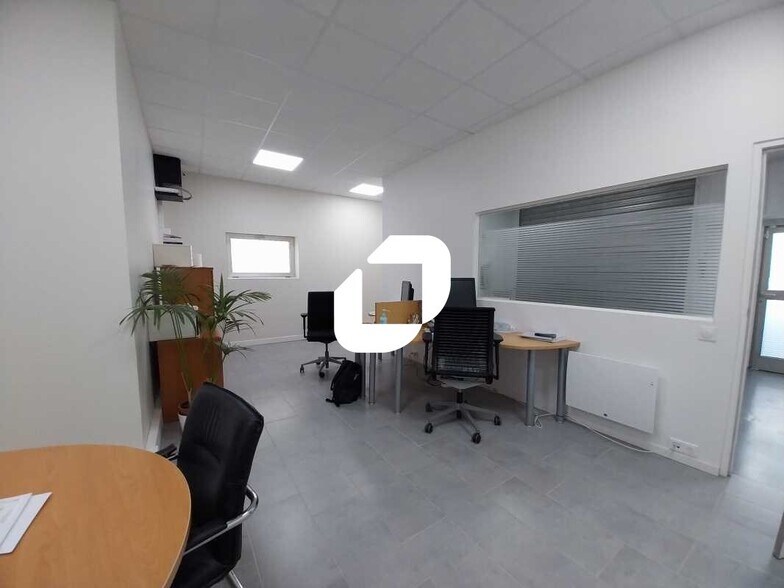 Office in Montigny Le Bretonneux to rent - Interior Photo - Image 2 of 14