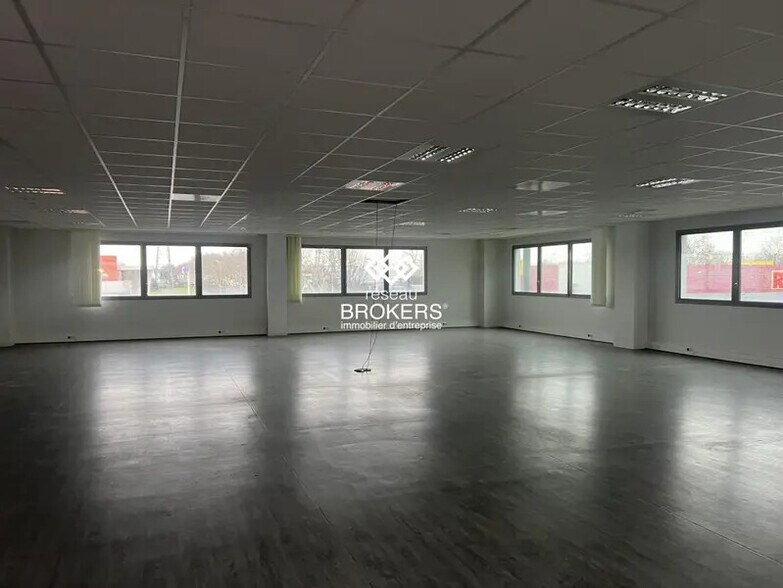 Office in Saint-Priest to rent - Interior Photo - Image 2 of 4