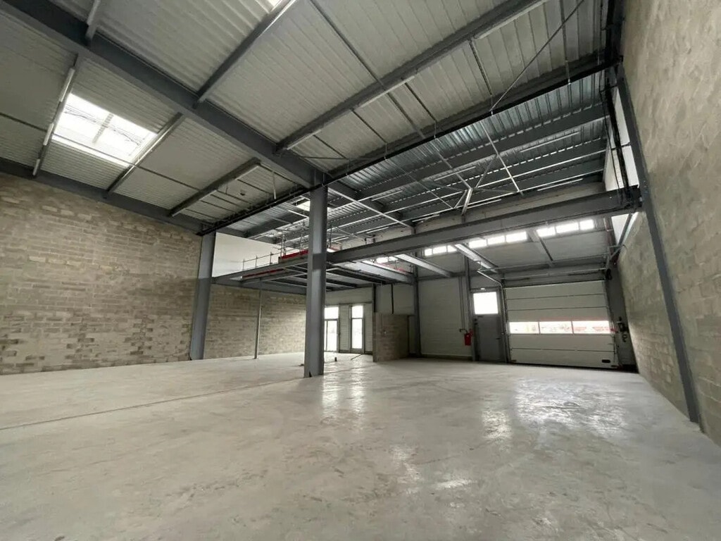 Location Entrepôt 1 581 m² - Photo 1