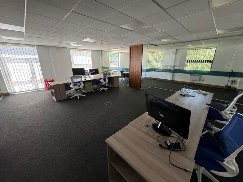 De Havilland Dr, Liverpool to rent - Building Photo - Image 3 of 5