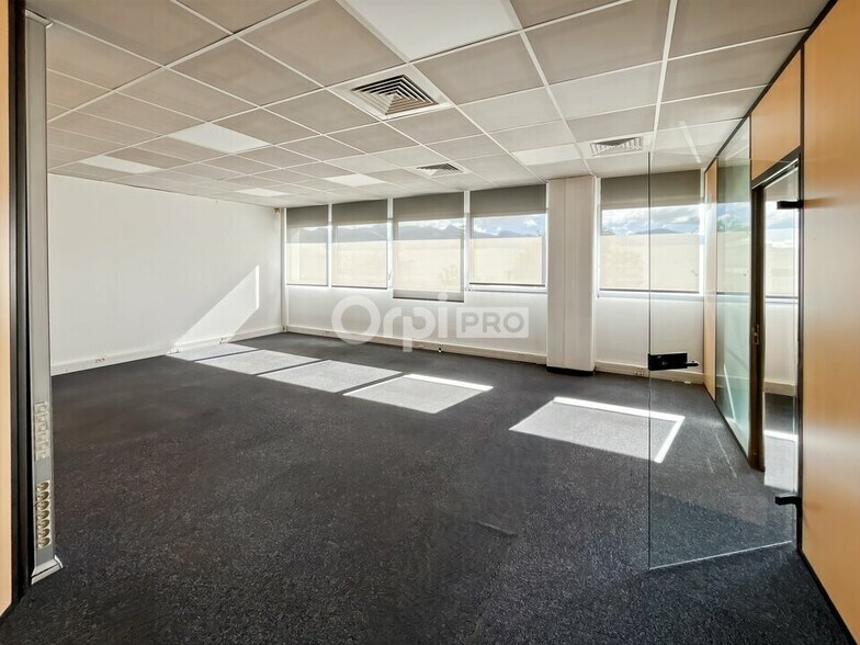 Office in Aubagne for sale - Building Photo - Image 2 of 7