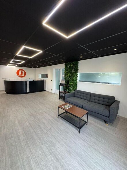 Retail in Salon-de-Provence for sale - Interior Photo - Image 2 of 14