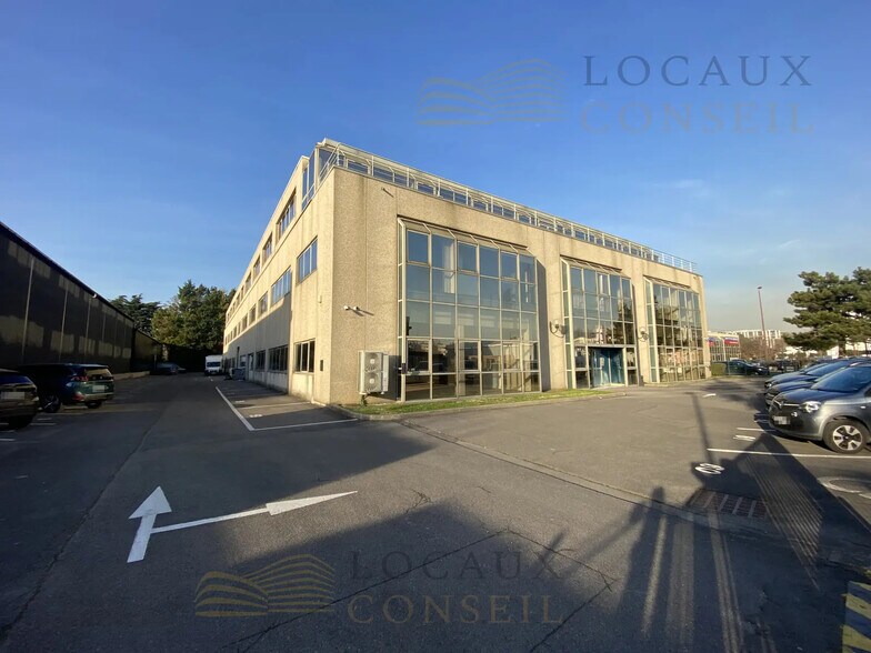 Light Industrial in Bezons to rent - Building Photo - Image 2 of 6