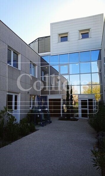 22 Rue Du 35Eme Regiment D'Aviation, Bron to rent - Building Photo - Image 2 of 9