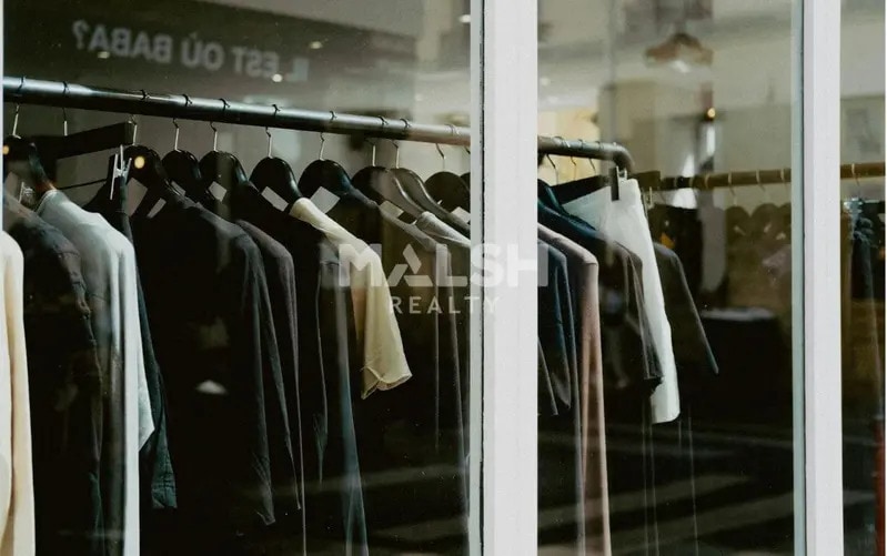 Retail in Lyon to rent - Interior Photo - Image 3 of 3
