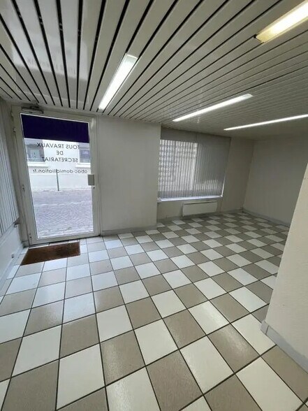 Retail in Rueil-Malmaison to rent - Building Photo - Image 3 of 11