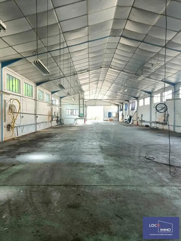 Location Entrepôt 2 500 m² - Photo 1