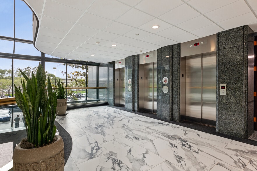 18167 US Highway 19 N, Clearwater, FL to rent - Lobby - Image 2 of 9