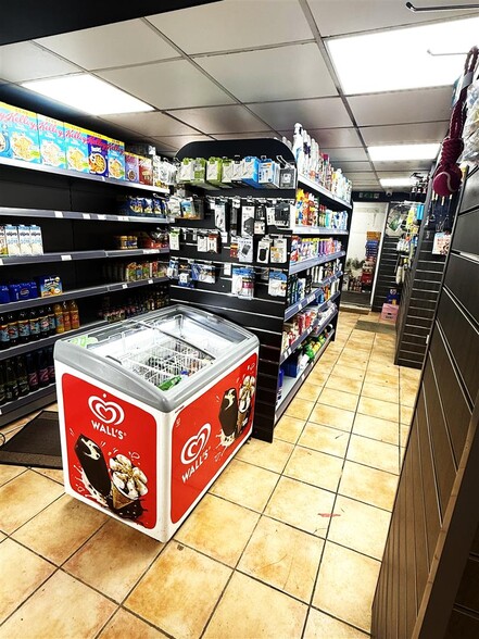 32 High Street Colliers Wood, London to rent - Interior Photo - Image 2 of 6