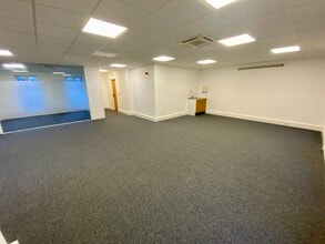 Vimy Rd, Leighton Buzzard to rent Interior Photo- Image 2 of 2