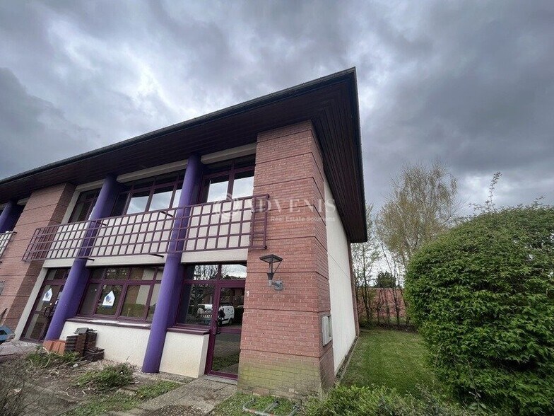 30 Avenue Robert Surcouf, Voisins-le-Bretonneux to rent - Building Photo - Image 3 of 5