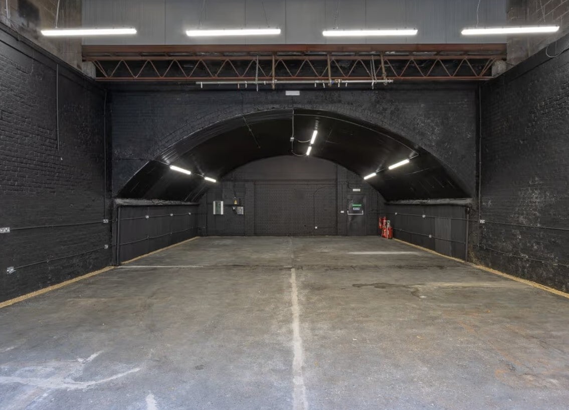 Bohemia Pl, London to rent Interior Photo- Image 1 of 3