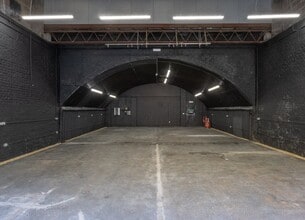 Bohemia Pl, London to rent Interior Photo- Image 1 of 3