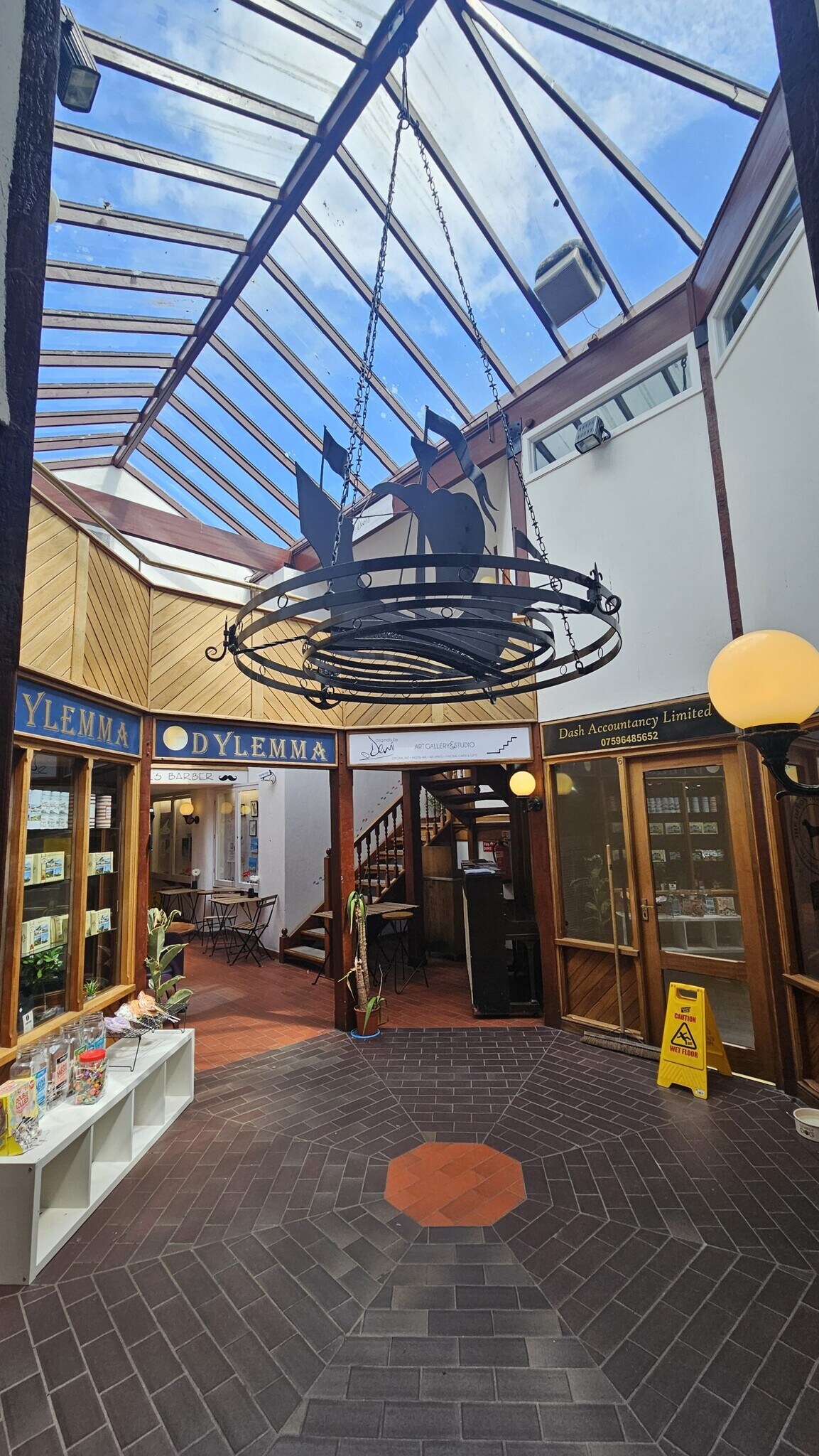 Duke St, Dartmouth to rent Interior Photo- Image 1 of 2