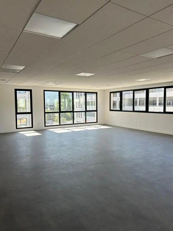 Office in Aubagne to rent Building Photo- Image 1 of 7