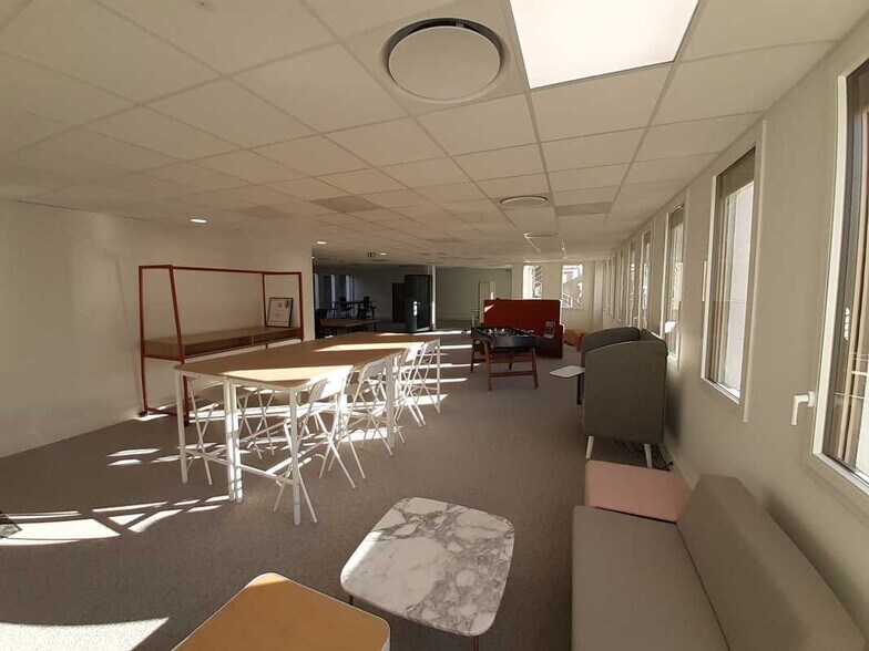 Office in Bron to rent - Interior Photo - Image 3 of 15