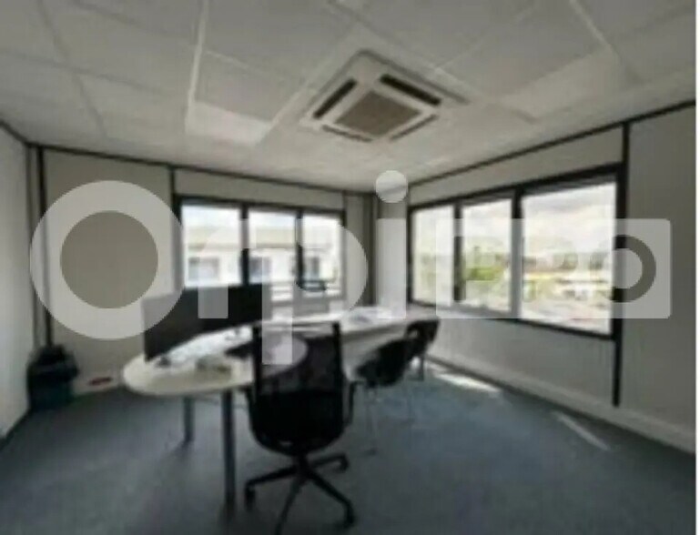 Office in Villefranche-sur-Saône to rent - Interior Photo - Image 2 of 4