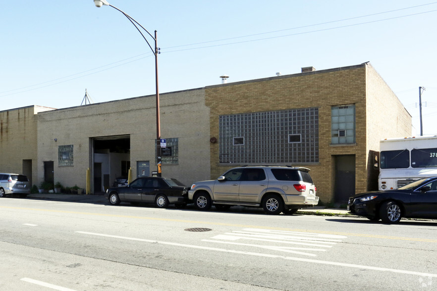 Elston Ave Industrial portfolio of 3 properties for sale on LoopNet.co.uk - Primary Photo - Image 3 of 3