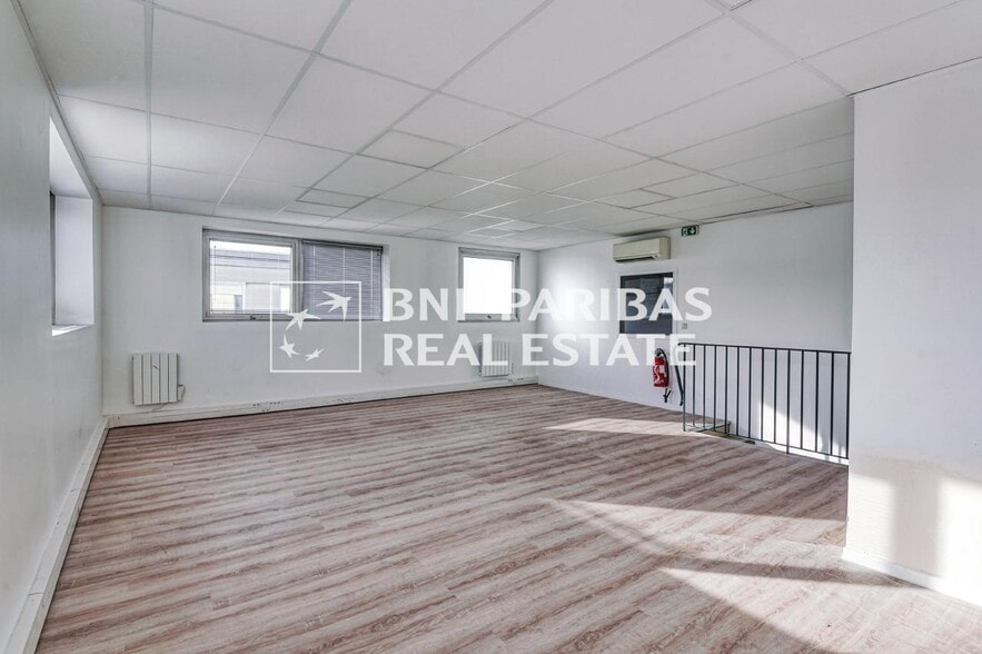 Light Industrial in Chilly-Mazarin to rent - Interior Photo - Image 2 of 10