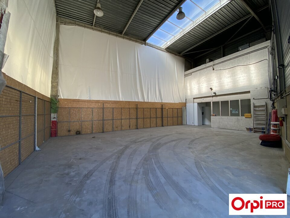 Light Industrial in Morangis to rent Interior Photo- Image 1 of 7