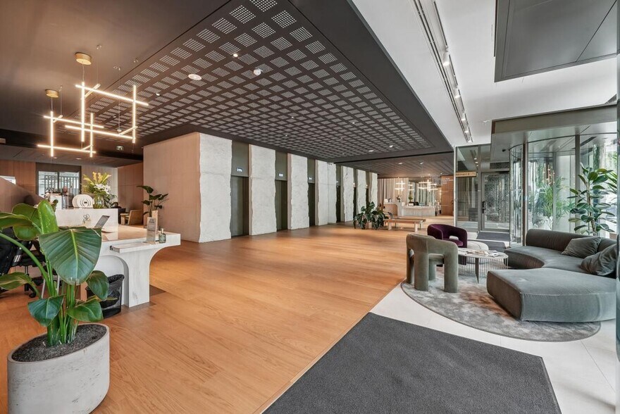 127 Avenue Charles De Gaulle, Neuilly-sur-Seine to rent - Lobby - Image 3 of 21