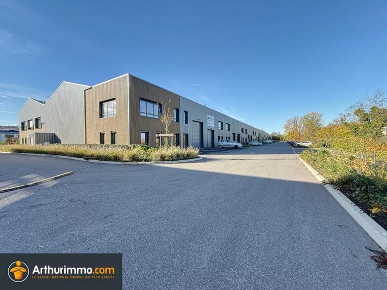 Light Industrial in Bourgoin-Jallieu to rent - Building Photo - Image 1 of 9