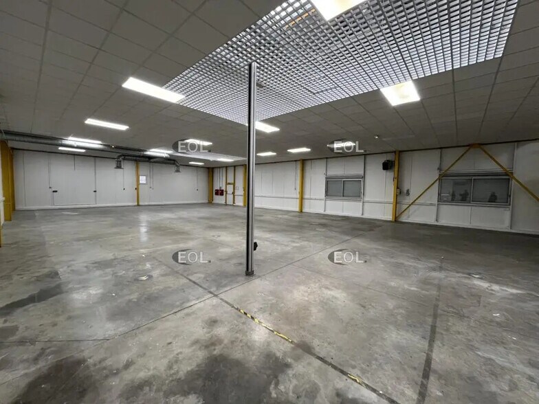 Light Industrial in Trappes to rent - Interior Photo - Image 2 of 7