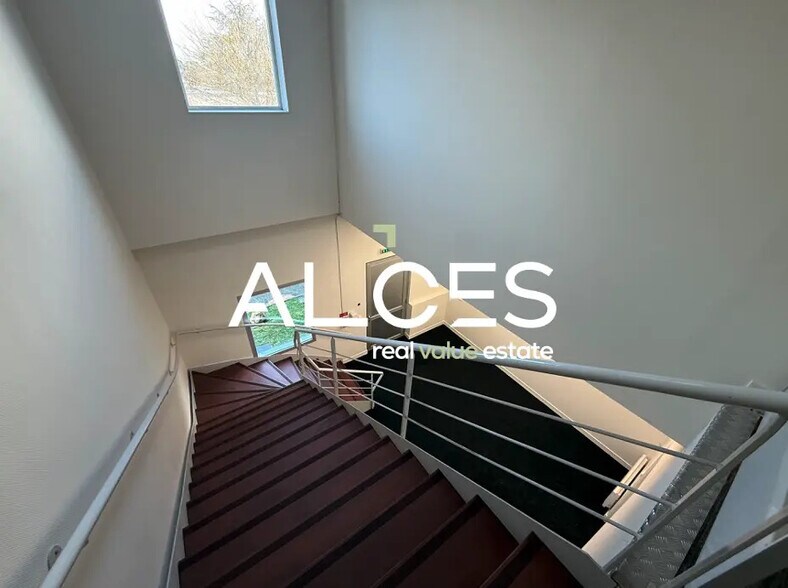 Light Industrial in Mérignac to rent - Interior Photo - Image 2 of 4