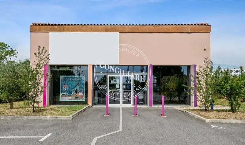 Retail in Roques to rent Building Photo- Image 1 of 3
