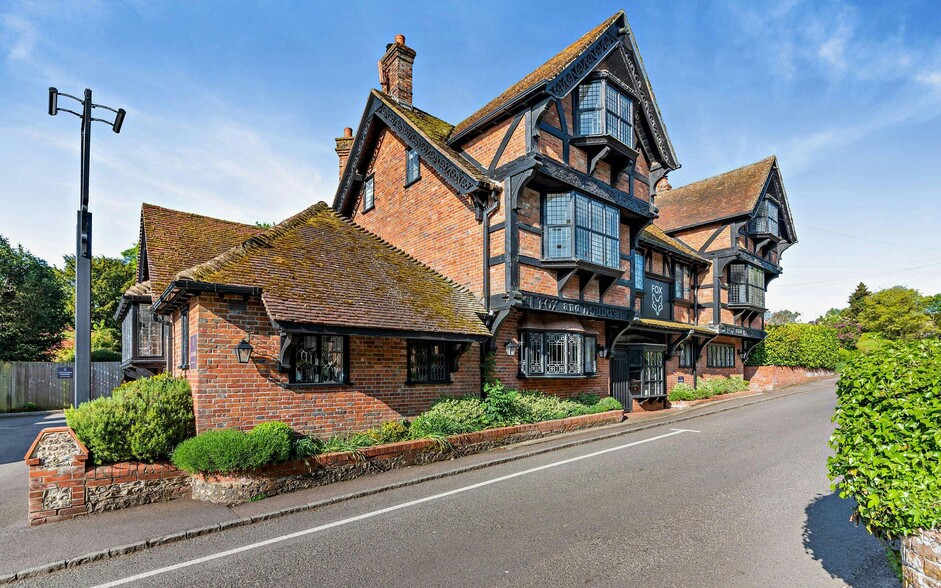Peach Hill Ln, Crawley for sale - Building Photo - Image 1 of 14