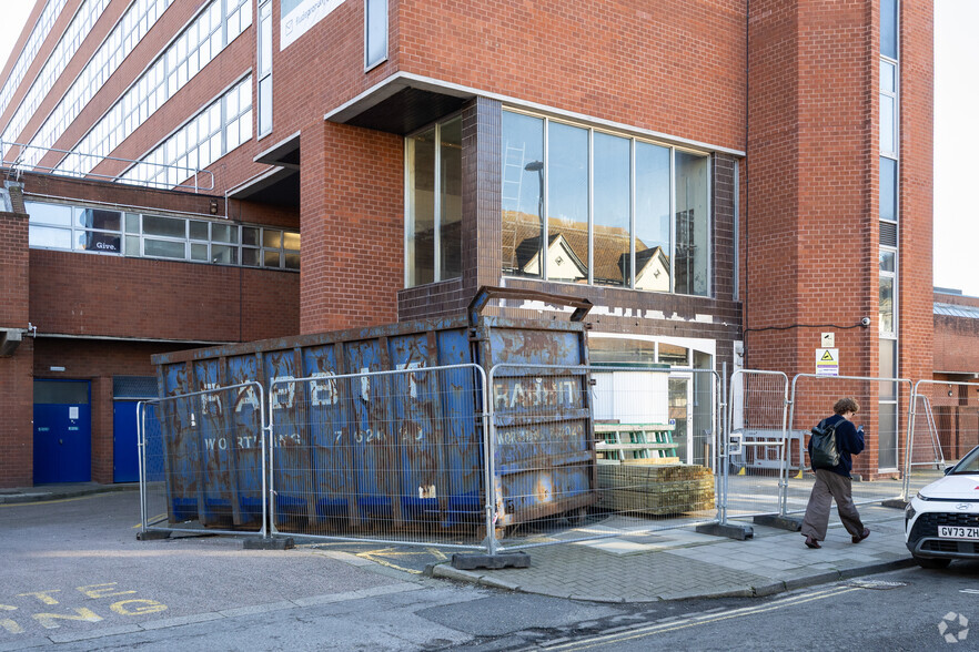 Chatsworth Rd, Worthing to rent - Building Photo - Image 2 of 2