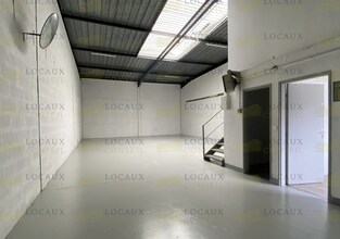 Industrial in Saint-Ouen-l'Aumône to rent Interior Photo- Image 2 of 5