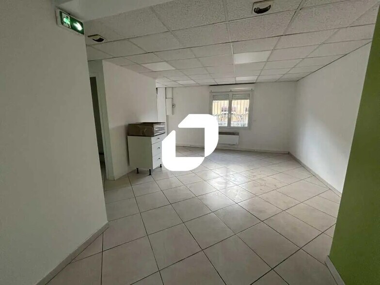 Office in Ris-Orangis to rent - Interior Photo - Image 2 of 10