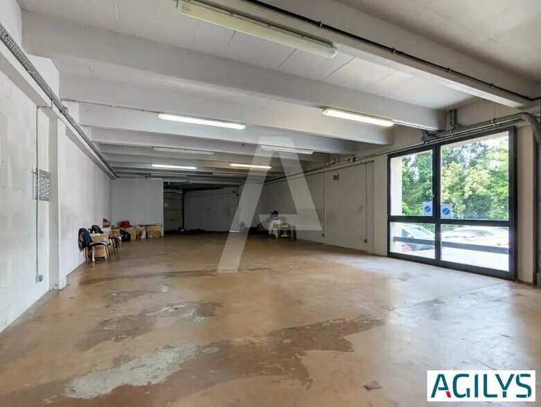 Light Industrial in Palaiseau to rent - Building Photo - Image 1 of 6