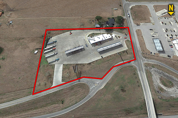 901 S Eagle St, Weimar, TX for sale - Building Photo - Image 1 of 2