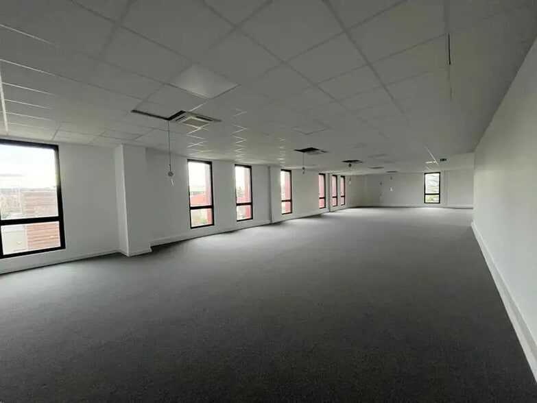 1 Chemin Du Plateau, Dardilly to rent - Building Photo - Image 3 of 9