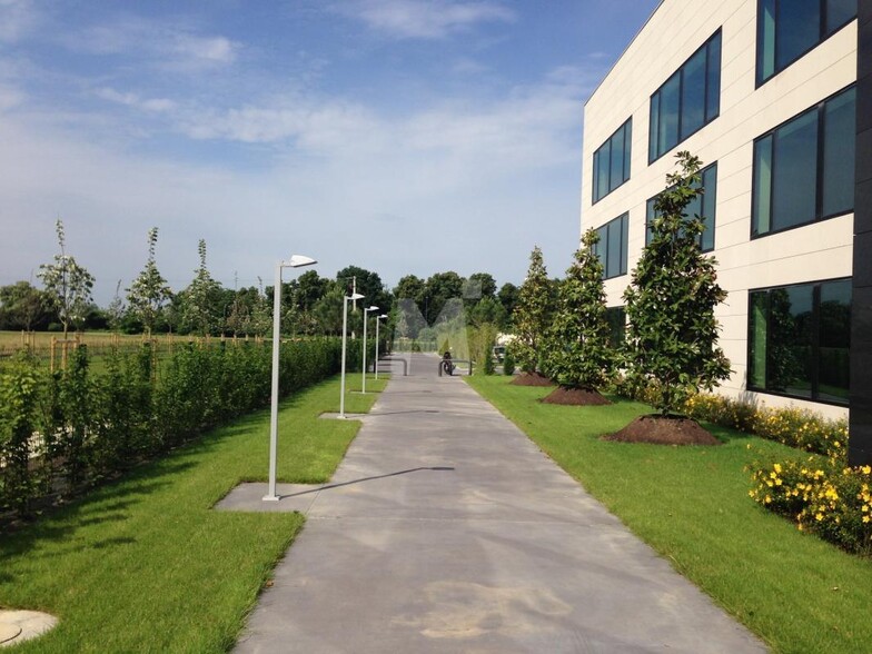 Office in Lieusaint to rent - Building Photo - Image 3 of 18