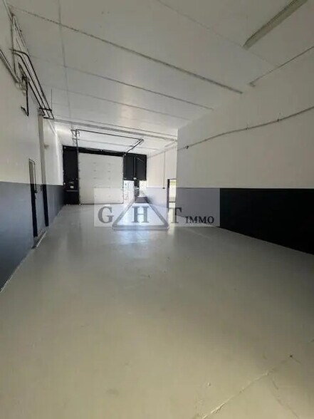 Industrial in Trappes for sale - Interior Photo - Image 2 of 6