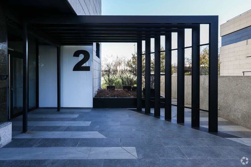 Calle Poeta Rafael Morales, 2, San Sebastián de los Reyes, Madrid to rent - Building Photo - Image 3 of 7