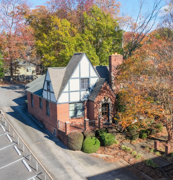 2133 Commonwealth Ave, Charlotte, NC for rent - Building Photo - Image 1 of 5