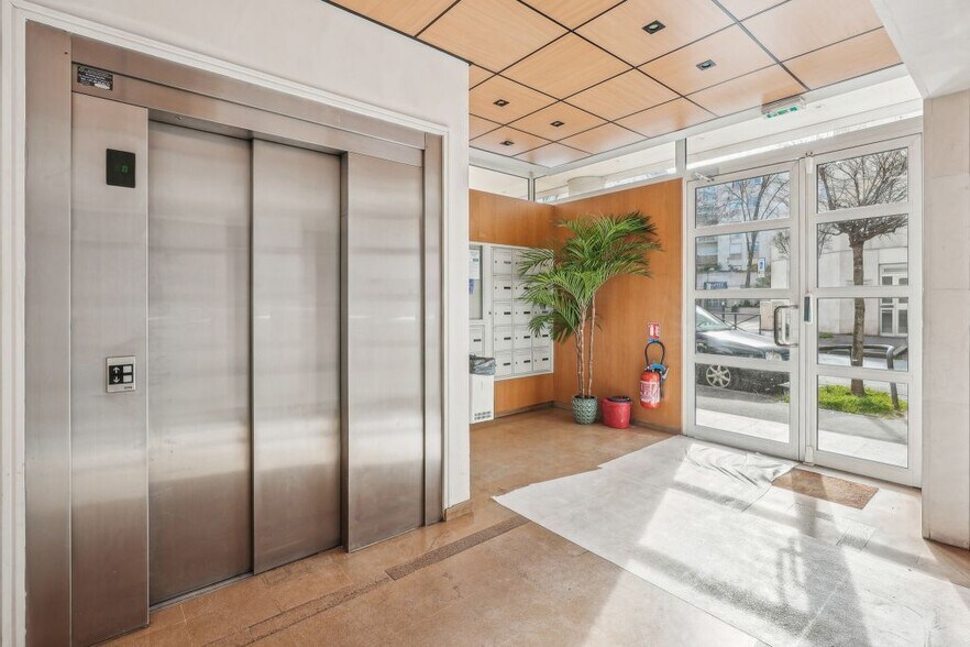 19 Rue Diderot, Issy-les-Moulineaux to rent - Lobby - Image 2 of 12