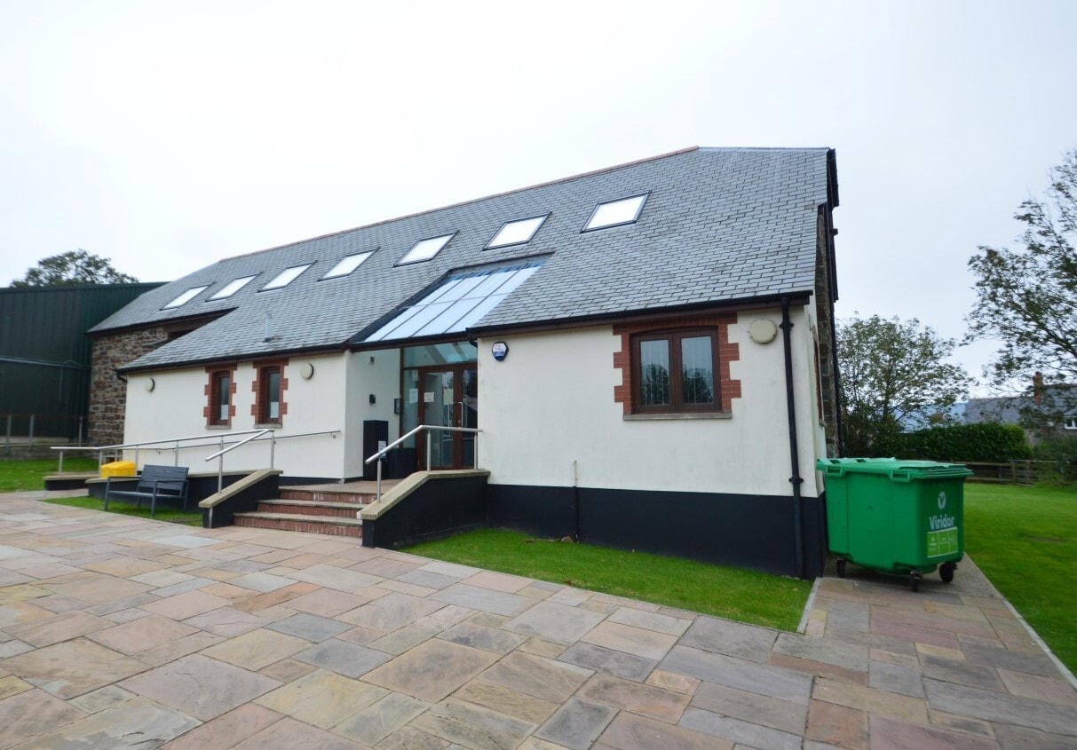 Hill, Filleigh to rent Building Photo- Image 1 of 4