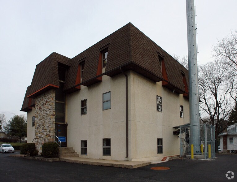 447 W Moreland Rd, Willow Grove, PA for rent - Building Photo - Image 2 of 6