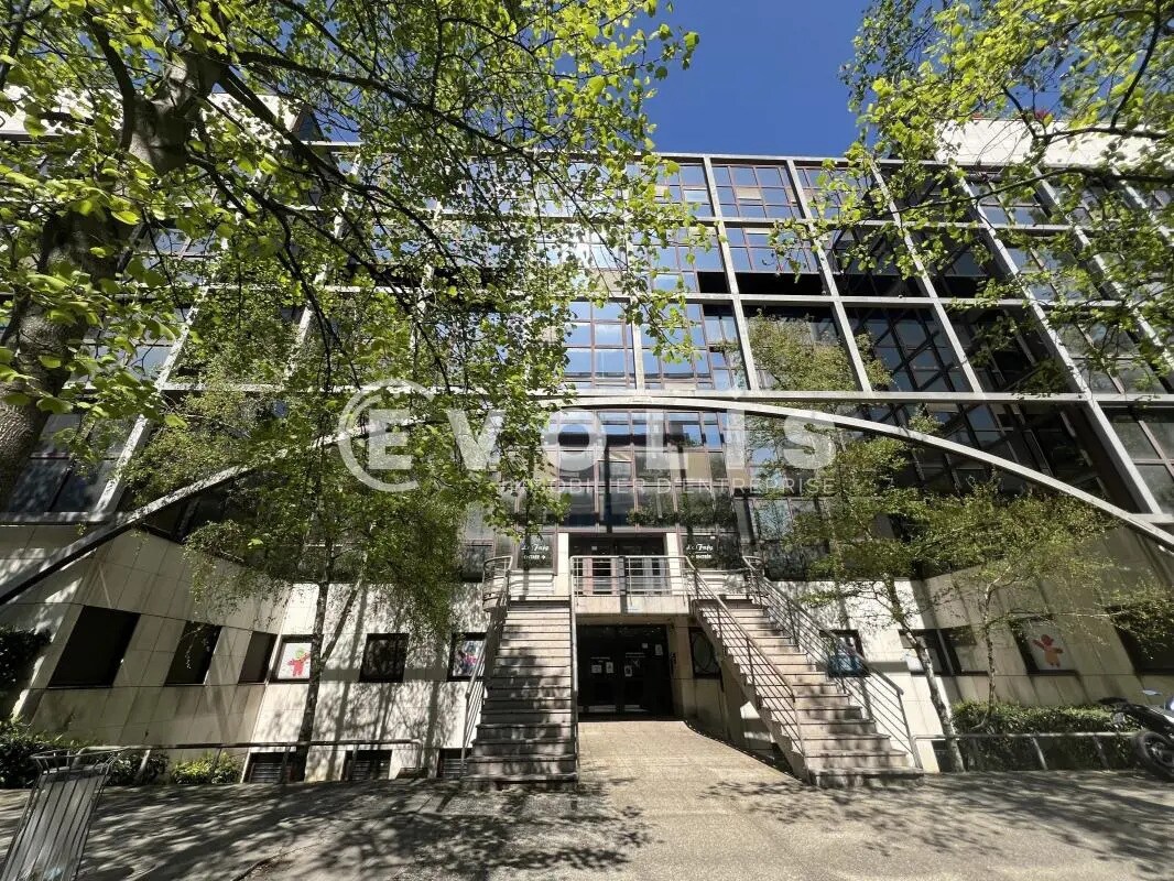 Office in Noisy-le-Grand to rent Building Photo- Image 1 of 9