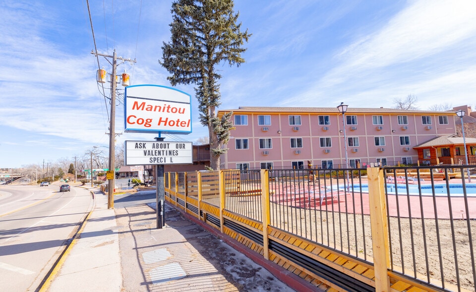 229 Manitou Ave, Manitou Springs, CO for sale - Primary Photo - Image 1 of 35