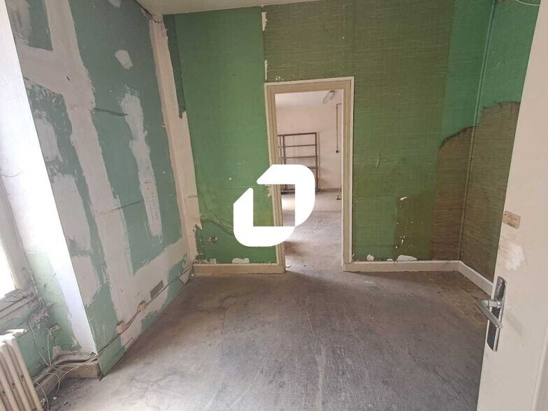 Light Industrial in Montrouge to rent - Interior Photo - Image 2 of 14