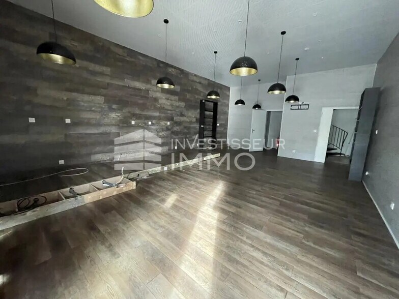 Retail in Roissy-en-Brie to rent - Interior Photo - Image 3 of 12