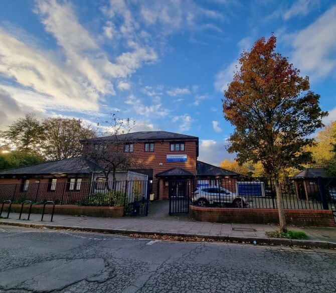 136 Meeting House Ln, London for sale Primary Photo- Image 1 of 2