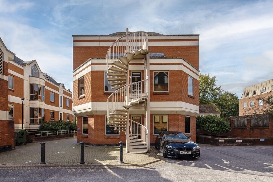 Madeira Walk, Windsor to rent - Building Photo - Image 3 of 4